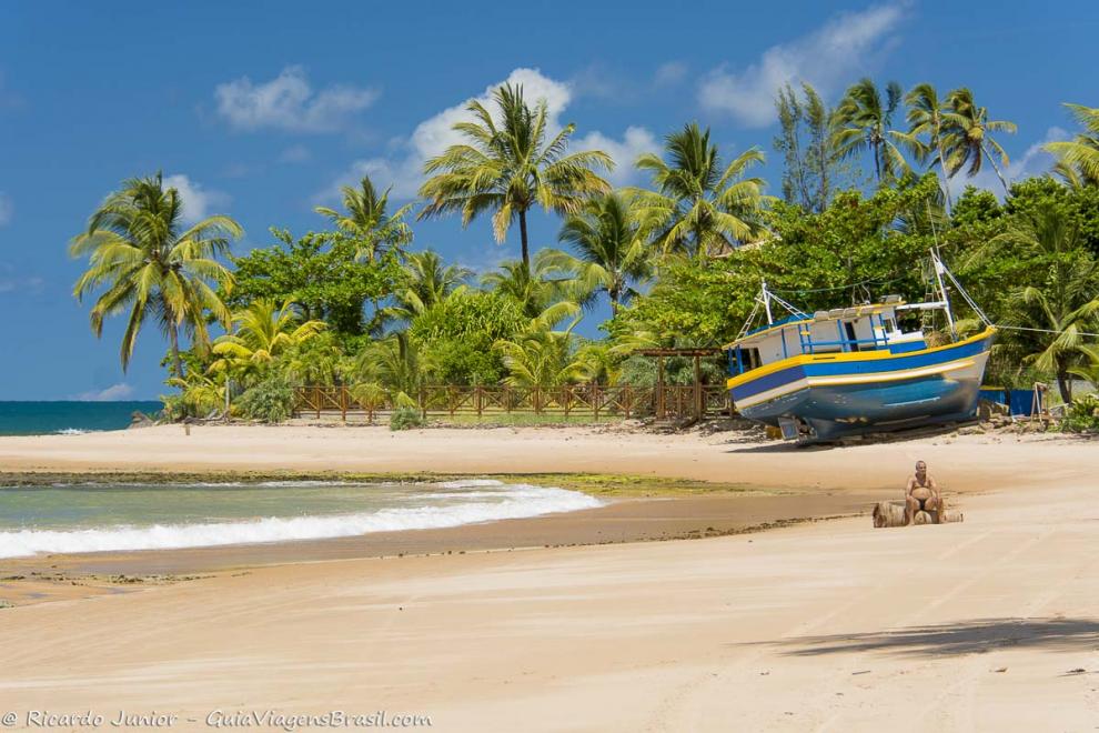 Imagem de um dia ensolarado na Praia da Bombaça.